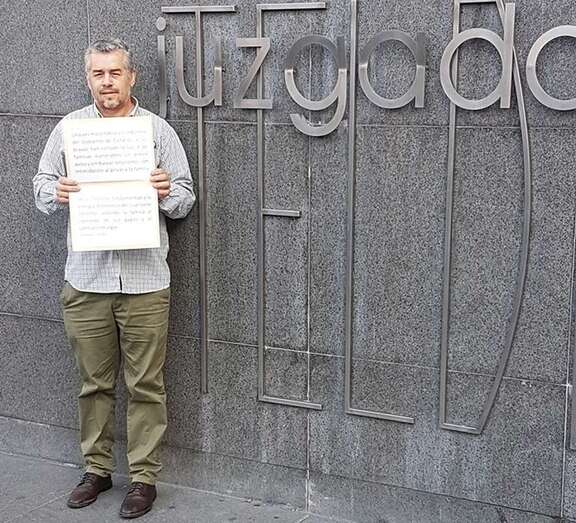 Domingo Castilla durante su protesta en las puertas del Juzgado de Telde (Foto TA)